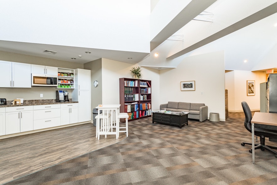 72 River Park, Needham, MA for lease - Interior Photo - Image 3 of 4