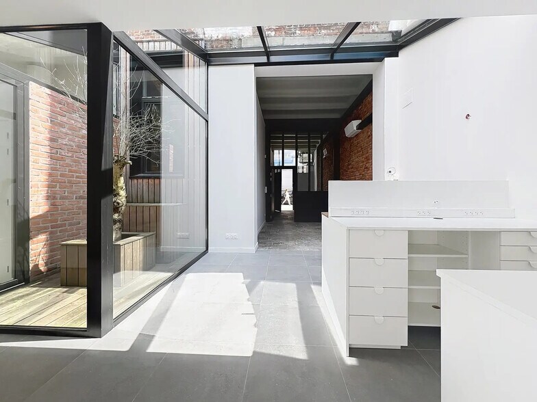 Office in La Madeleine for lease - Interior Photo - Image 2 of 9