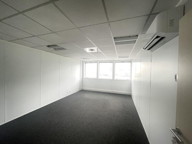 Bureau dans Courbevoie à louer - Photo du bâtiment - Image 3 de 16