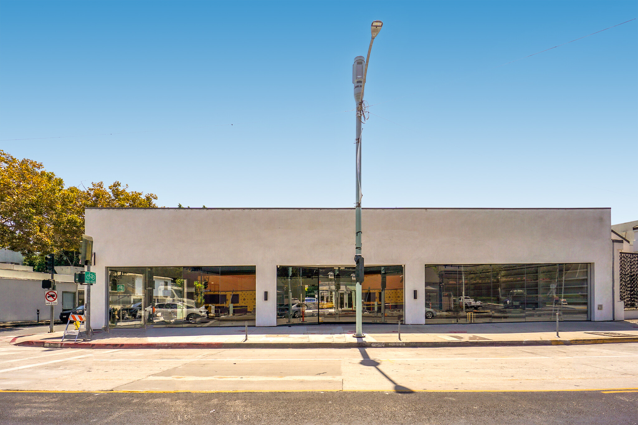 8626-8630 Melrose Ave, Los Angeles, CA for lease Building Photo- Image 1 of 4