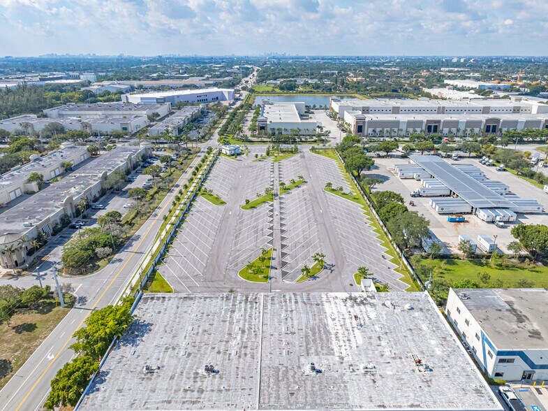 1501 NW 18th St, Pompano Beach, FL à louer - Photo du bâtiment - Image 3 de 39