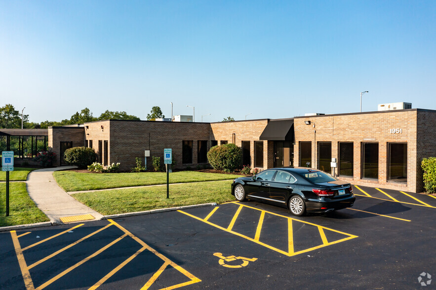 1951 Rohlwing Rd, Rolling Meadows, IL for sale - Primary Photo - Image 1 of 7