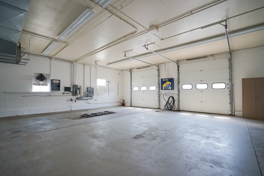 81 Macondray St, Cumberland, RI à vendre - Photo du bâtiment - Image 2 de 26