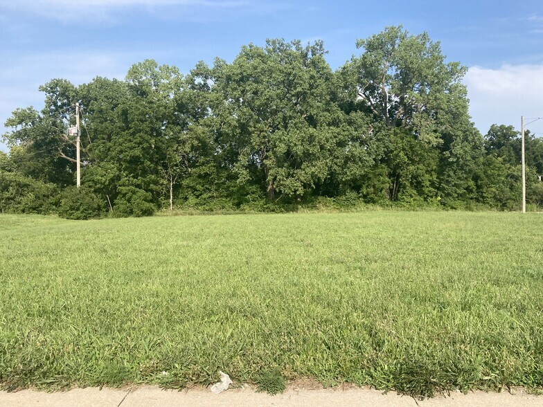 1513 N Scott Ave, Belton, MO for lease - Building Photo - Image 1 of 2