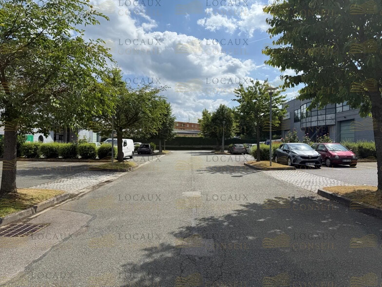 Flex in Élancourt for lease - Building Photo - Image 3 of 9