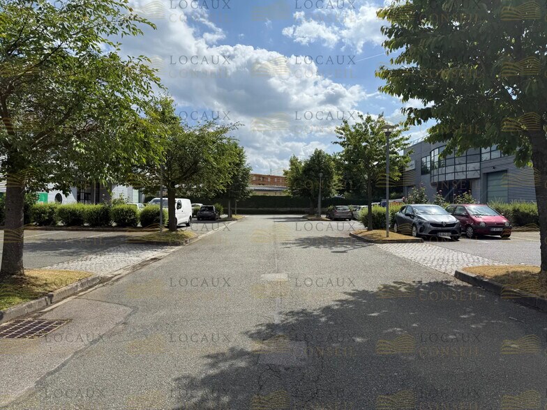 Flex dans Élancourt à louer - Photo du bâtiment - Image 3 de 9