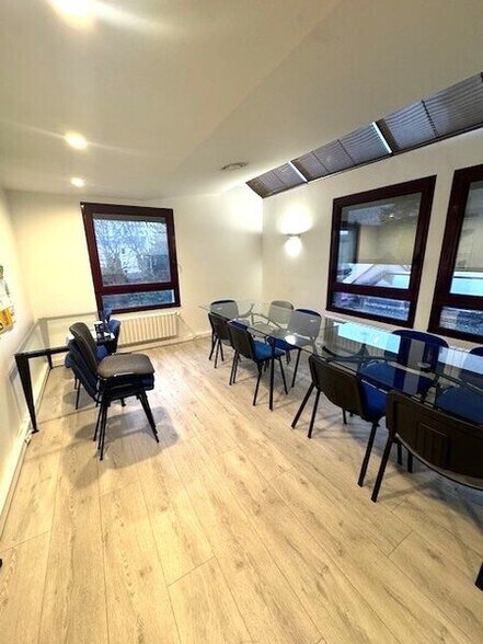 Office in Champagne-au-Mont-d'Or for lease - Interior Photo - Image 2 of 6
