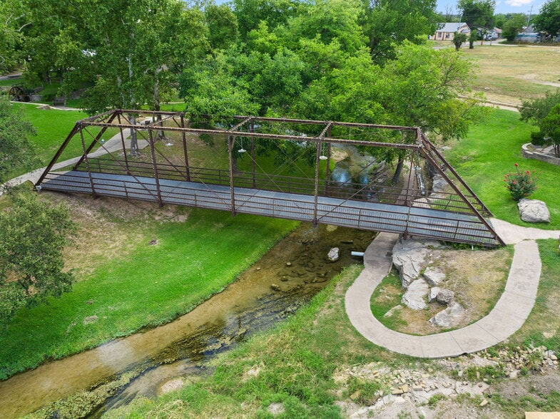 702 W Wallace St, San Saba, TX à vendre - Photo du bâtiment - Image 2 de 54