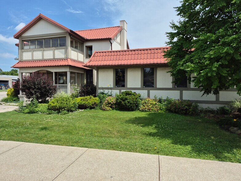 380 Lyndoch St, Corunna, ON à vendre - Photo du bâtiment - Image 2 de 10