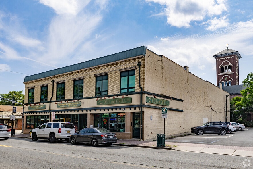 40-44 Guy Lombardo Ave, Freeport, NY à louer - Photo du bâtiment - Image 3 de 3