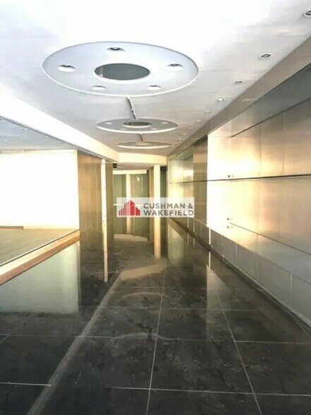 Retail in Avignon for sale - Interior Photo - Image 2 of 4