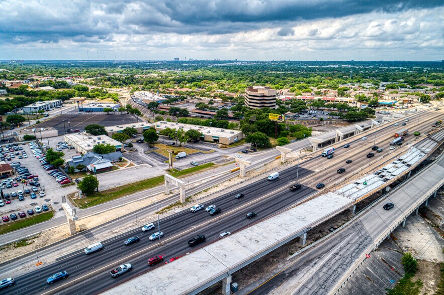 2800 NE Loop 410, San Antonio, TX à louer - Photo du bâtiment - Image 2 de 17