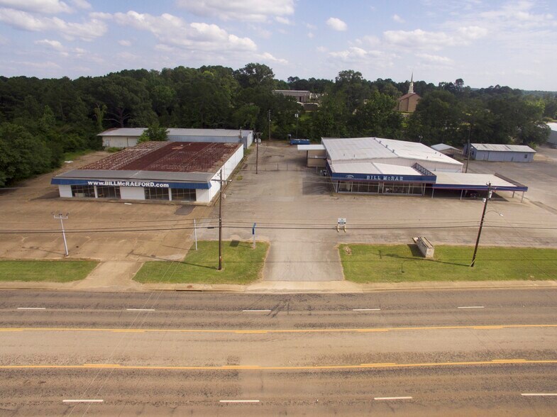 Former Car Dealership - Industrial portefeuille de 2 propriétés à vendre sur LoopNet.ca - Photo du bâtiment - Image 2 de 10
