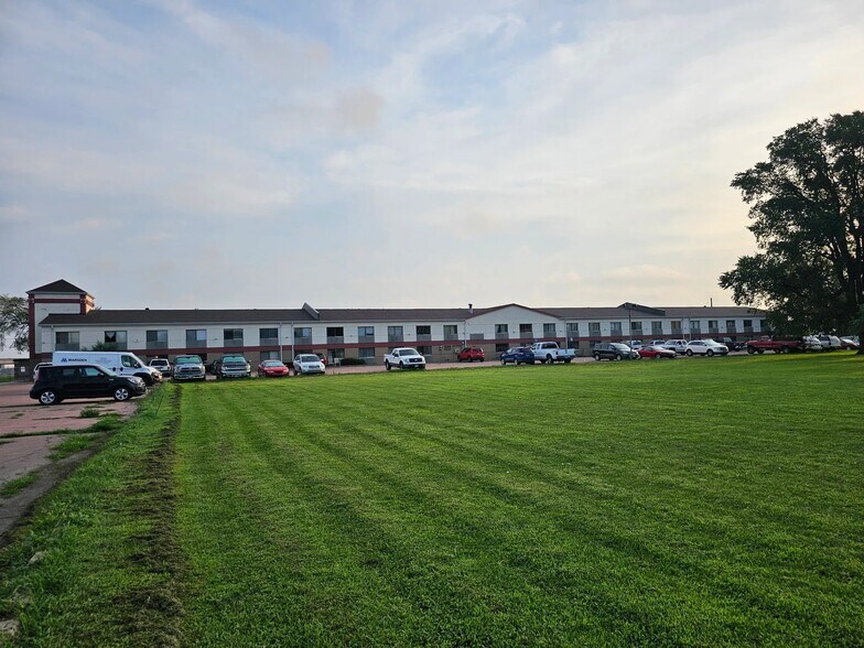 1300 W Russell St, Sioux Falls, SD for sale - Primary Photo - Image 1 of 4