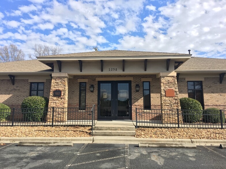 1258 Mann Dr, Matthews, NC à vendre - Photo du bâtiment - Image 2 de 35