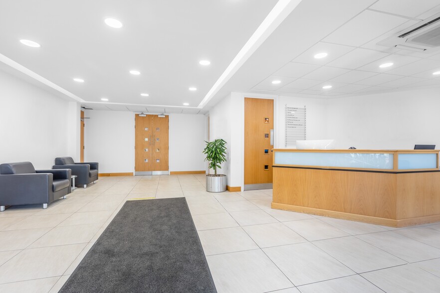 Worthing Rd, Horsham for lease - Interior Photo - Image 2 of 7