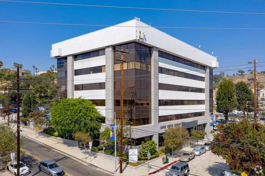 711 W College St, Los Angeles, CA à vendre - Photo du bâtiment - Image 1 de 1