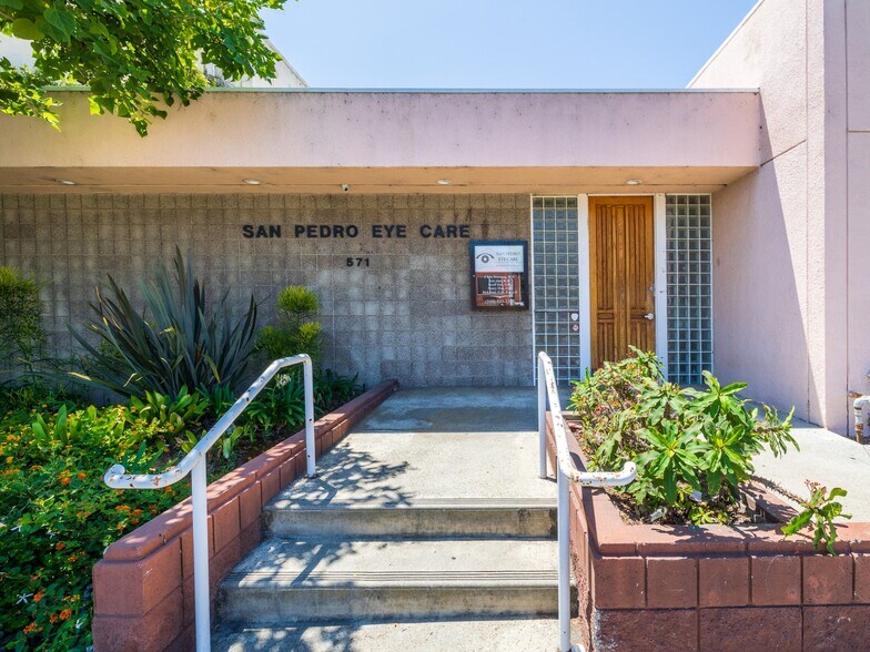 571 W 7th St, San Pedro, CA à vendre - Photo du bâtiment - Image 2 de 12