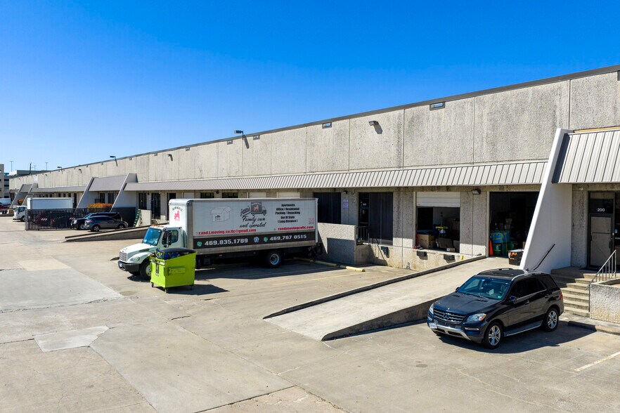 1325 S Creek Dr, Houston, TX à louer - Photo du bâtiment - Image 3 de 10