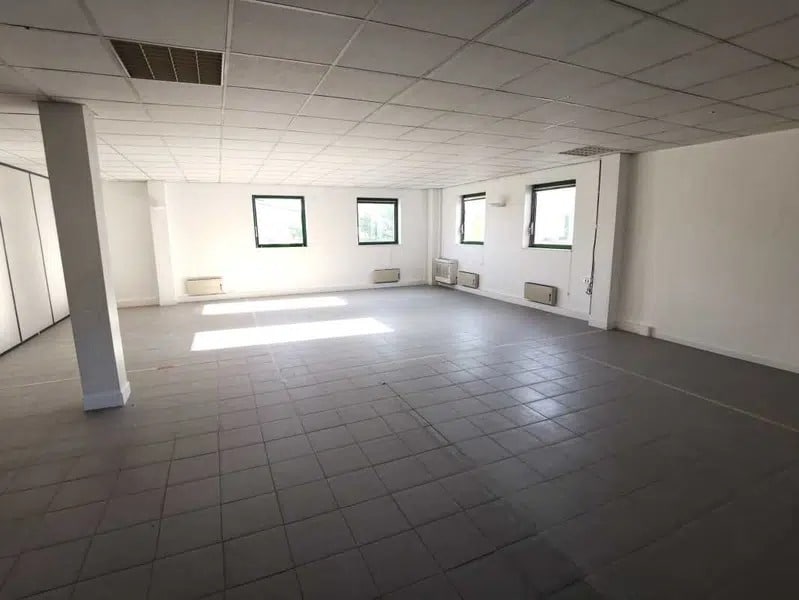 Office in Viry-Châtillon for lease Interior Photo- Image 1 of 4