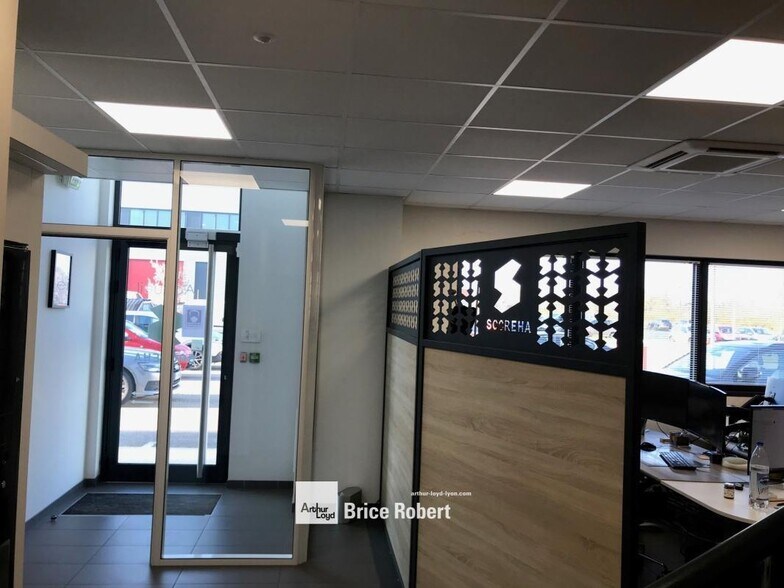 355 Avenue Henri Schneider, Meyzieu for lease - Interior Photo - Image 2 of 2