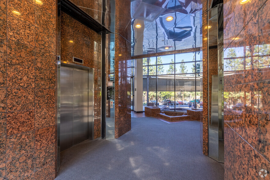 2878 Camino del Rio S, San Diego, CA à louer - Hall d’entrée - Image 2 de 8