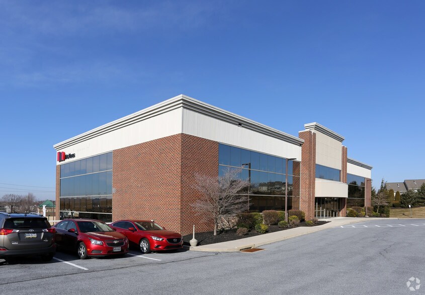 570 Lausch Ln, Lancaster, PA for lease - Primary Photo - Image 1 of 8