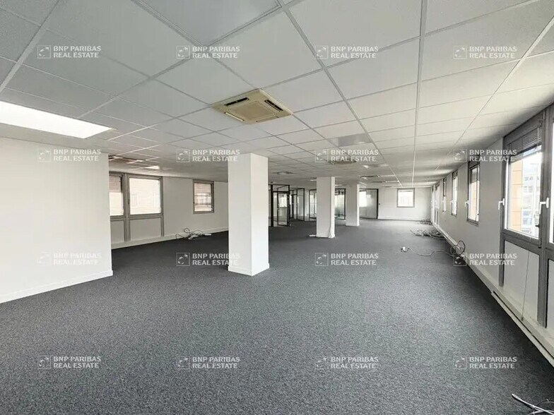 15-17 Rue Joël Le Theule, Montigny-le-Bretonneux for lease - Interior Photo - Image 3 of 8