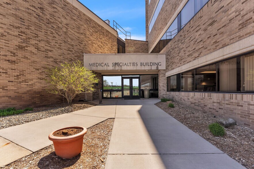 1535 Gull Rd, Kalamazoo, MI à louer - Photo du bâtiment - Image 3 de 11