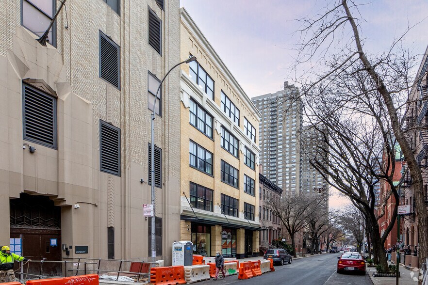438 W 51st St, New York, NY à louer - Photo du bâtiment - Image 3 de 9