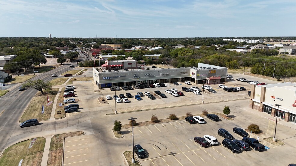 Town Square Shopping Center portfolio of 2 properties for sale on LoopNet.ca - Building Photo - Image 2 of 7