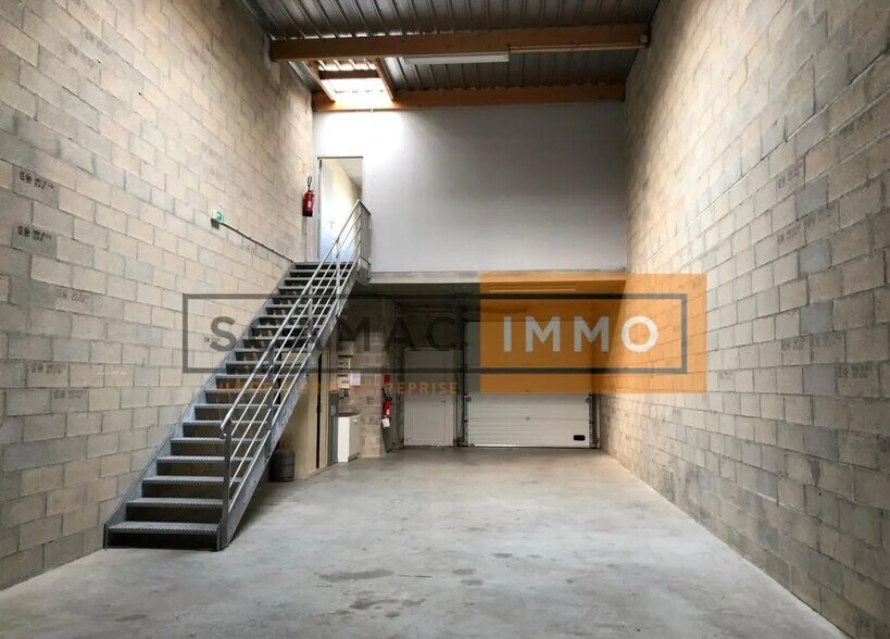 Industrial in Ozoir-la-Ferrière for lease - Building Photo - Image 1 of 5