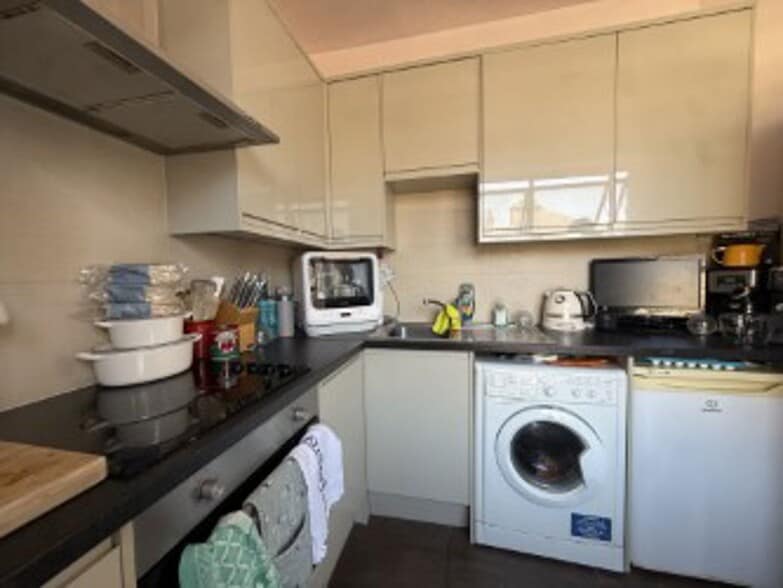 126 Crouch Hl, London for sale - Interior Photo - Image 2 of 12