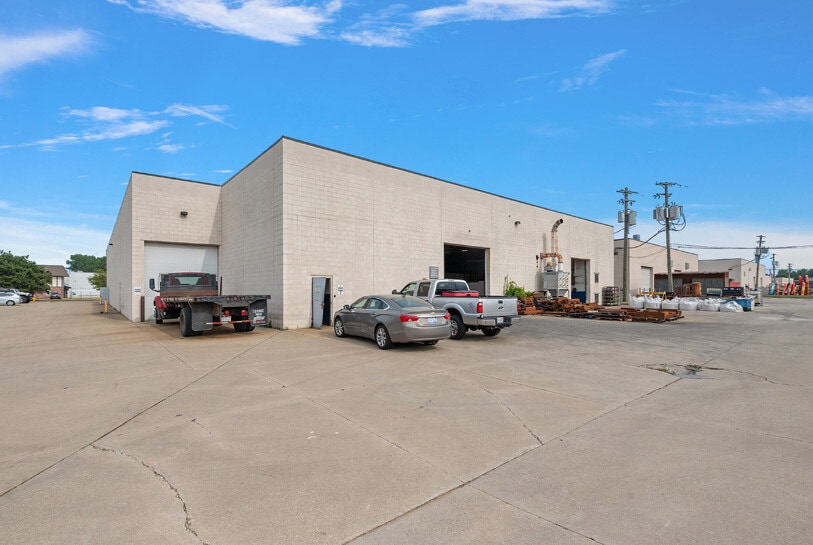 44837 Morley Dr, Clinton Township, MI for sale - Building Photo - Image 3 of 8