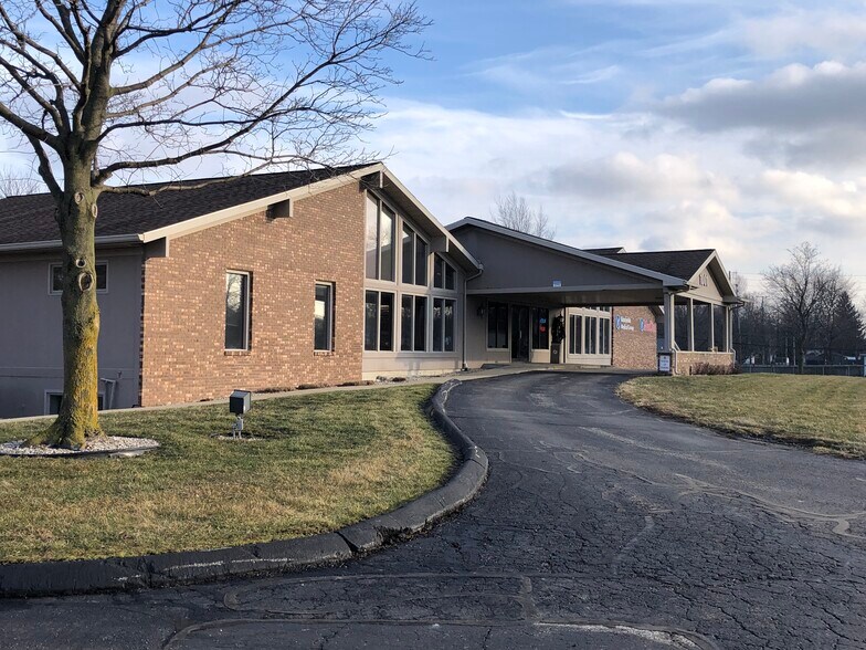 1001 N Main St, Nappanee, IN à louer - Photo du bâtiment - Image 3 de 3