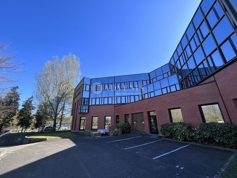 1214 Rue Du Fort De Saint-Cyr, Montigny-le-Bretonneux à louer - Photo du bâtiment - Image 2 de 5