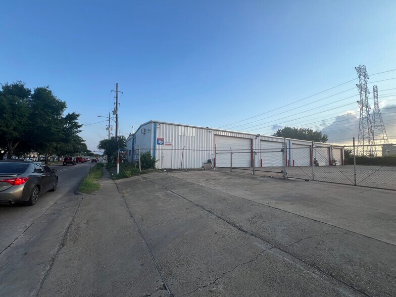 6730 Wilcrest Dr, Houston, TX for lease - Building Photo - Image 1 of 10