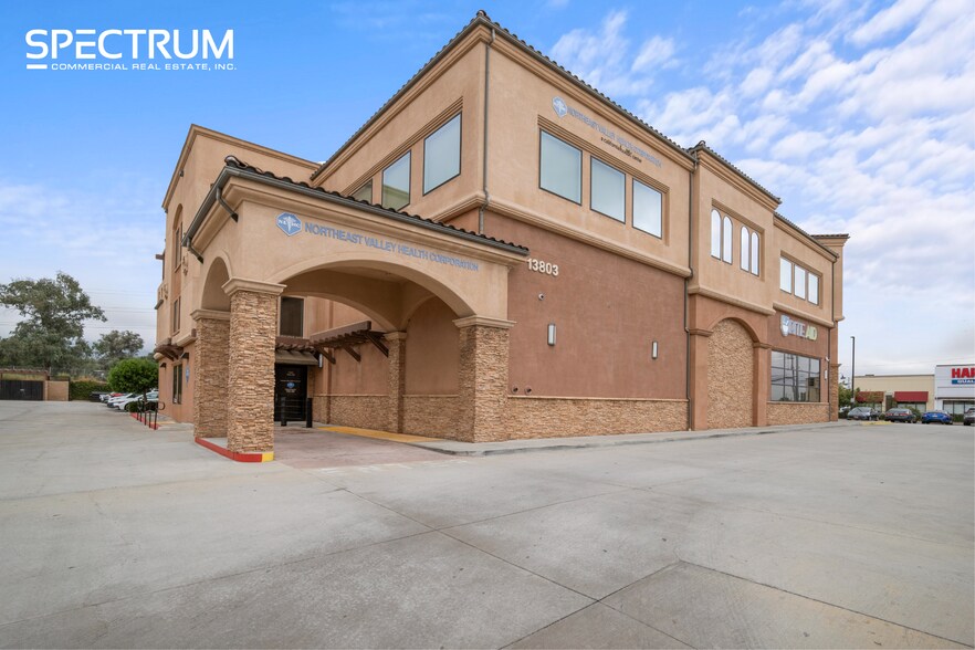13803 Foothill Blvd, Sylmar, CA à louer - Photo du bâtiment - Image 2 de 14