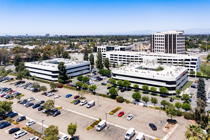 1401 N Tustin Ave, Santa Ana, CA à louer - Aérien - Image 2 de 10