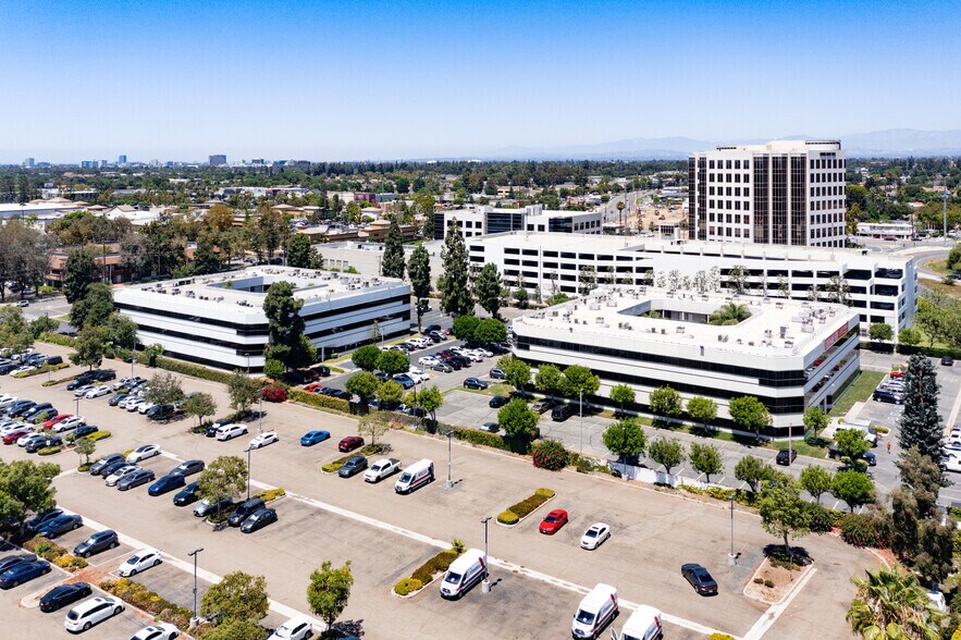 1401 N Tustin Ave, Santa Ana, CA à louer - Aérien - Image 2 de 18