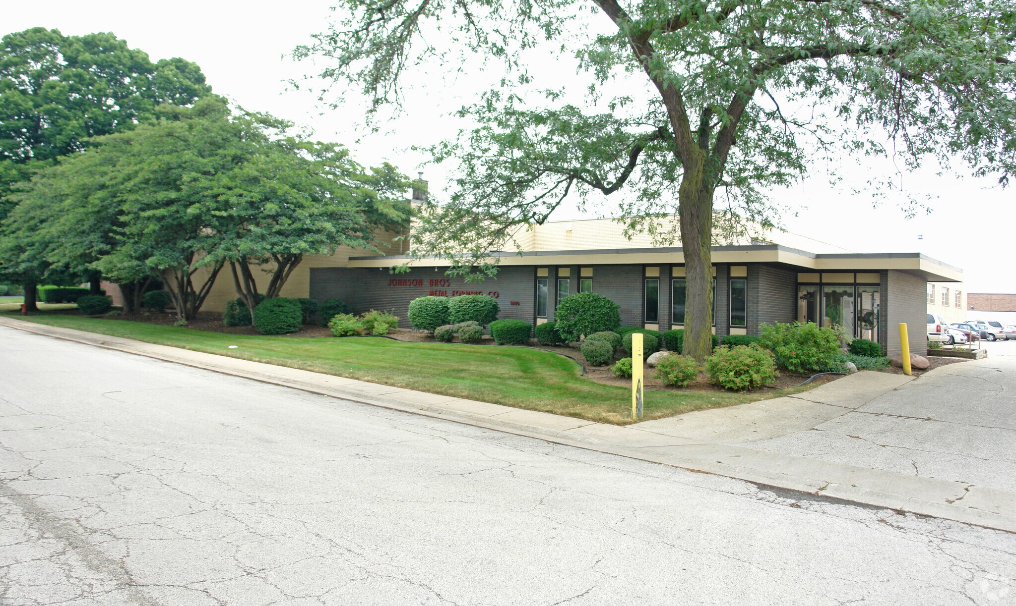5500-5520 McDermott Dr portefeuille de 2 propriétés à vendre sur LoopNet.ca Photo du bâtiment- Image 1 de 3
