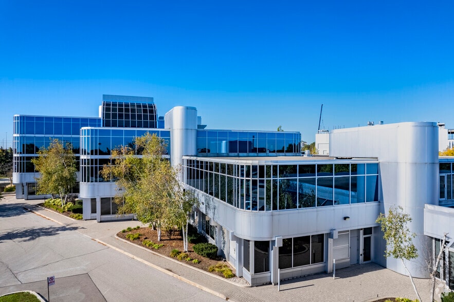 2655 N Sheridan Way, Mississauga, ON à louer - Photo du bâtiment - Image 2 de 8