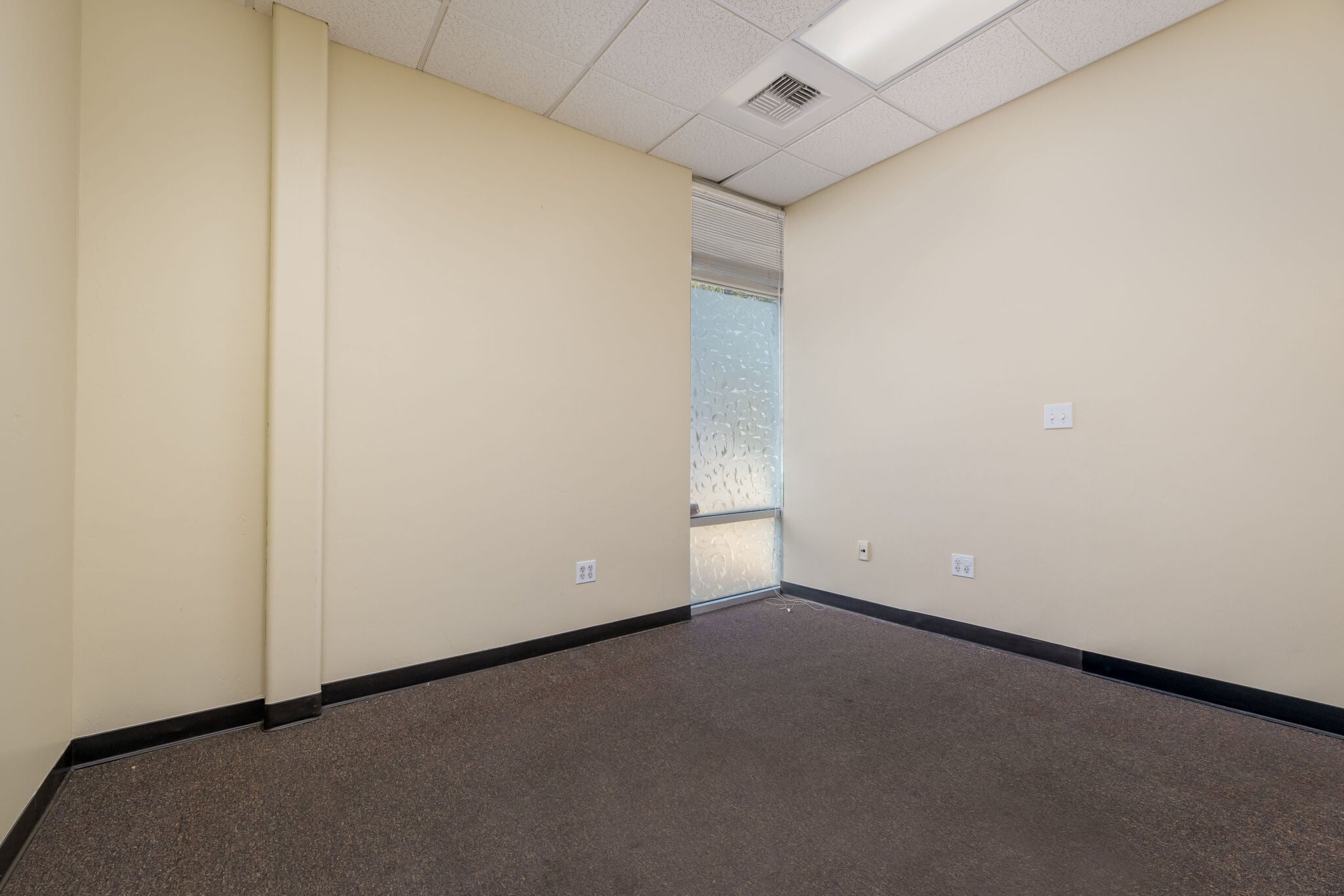 345 Crown Point Cir, Grass Valley, CA à louer Photo intérieure- Image 1 de 19