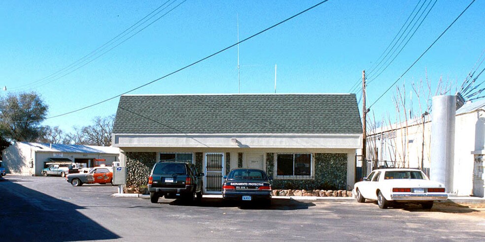 5821 Rosebud Ln, Sacramento, CA for lease - Primary Photo - Image 1 of 2