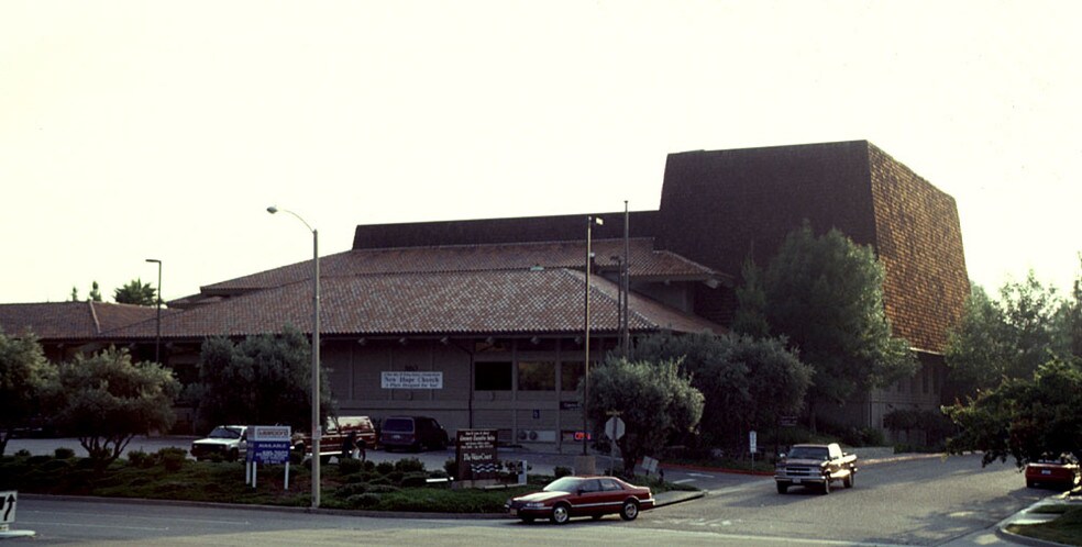 850 Hampshire Rd, Westlake Village, CA à louer - Photo du bâtiment - Image 3 de 10