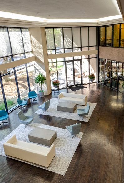 3900 Essex Ln, Houston, TX for lease - Interior Photo - Image 2 of 4
