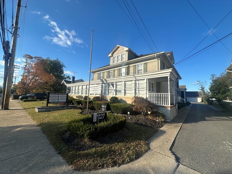 958 Adelphia Rd, Freehold, NJ à vendre - Photo du bâtiment - Image 2 de 8