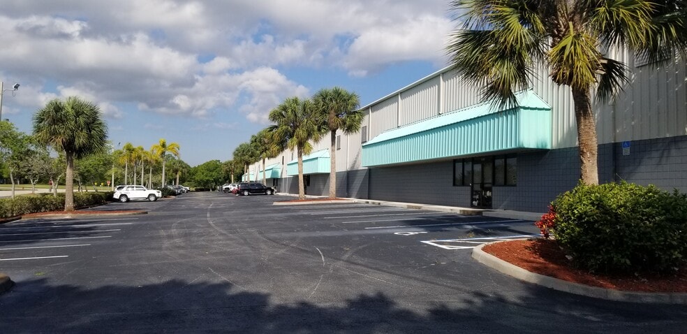 3601 Crossroads Pky, Fort Pierce, FL for lease - Building Photo - Image 2 of 6
