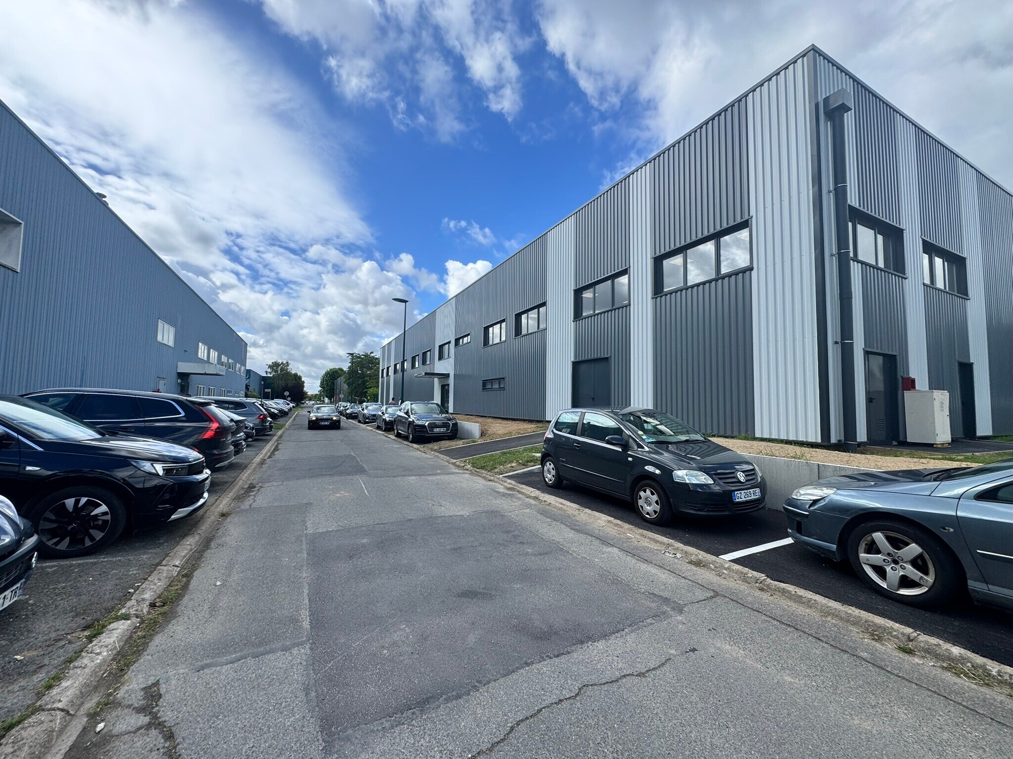 Industrial in Saint-Ouen-l'Aumône for lease Building Photo- Image 1 of 6
