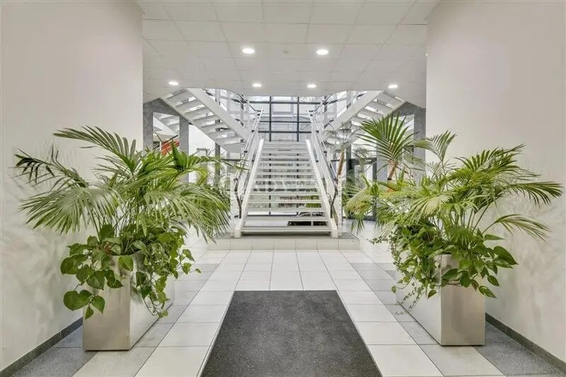 Office in Guyancourt for lease - Lobby - Image 1 of 5